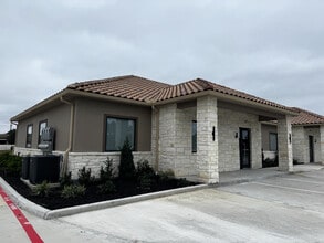 8525 N Sam Houston Pkwy E, Humble, TX to rent Interior Photo- Image 2 of 20