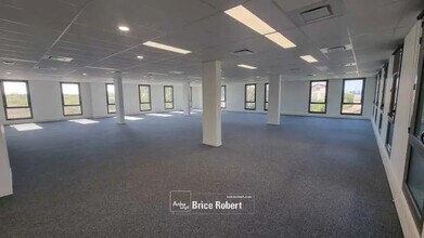 Office in Décines-Charpieu to rent Interior Photo- Image 2 of 7