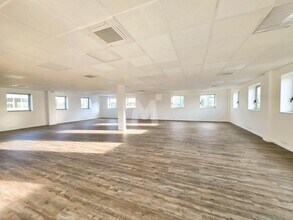 Office in Viry-Châtillon to rent Interior Photo- Image 2 of 7