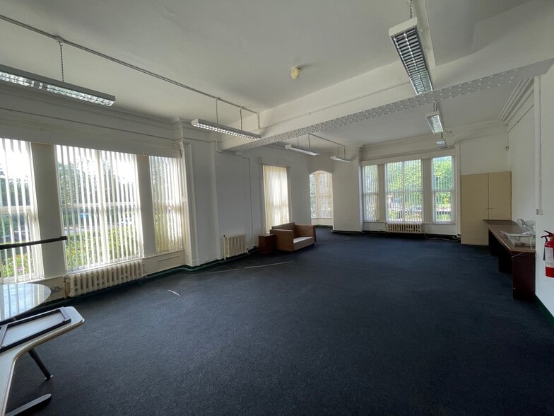 Crosby Rd N, Liverpool to rent - Interior Photo - Image 3 of 3
