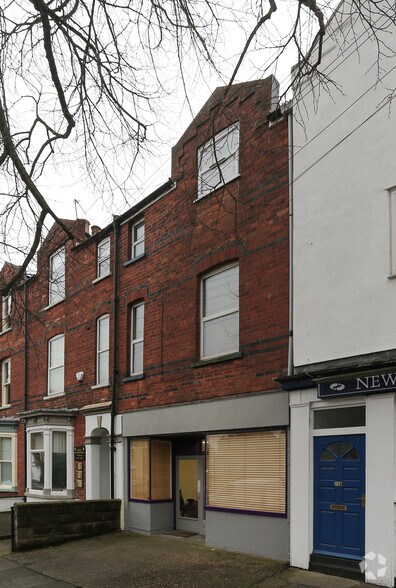 22 Newport, Lincoln for sale - Primary Photo - Image 1 of 1