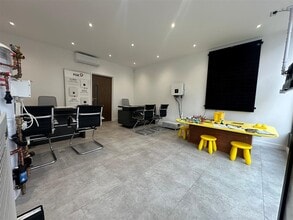 68 Broadway, Leigh On Sea to rent Interior Photo- Image 2 of 4