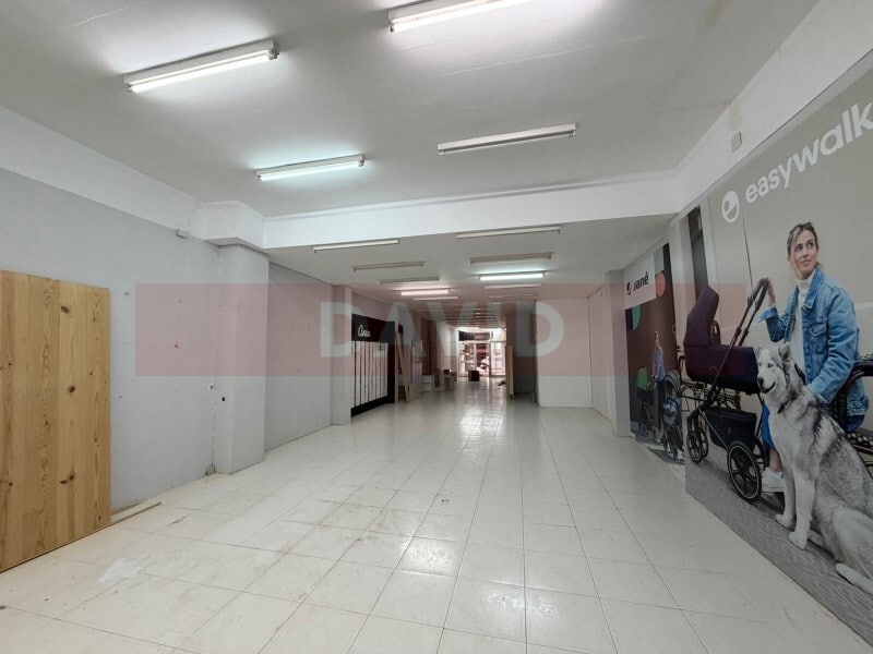 Retail in L'Hospitalet de Llobregat, Barcelona to rent Interior Photo- Image 1 of 5
