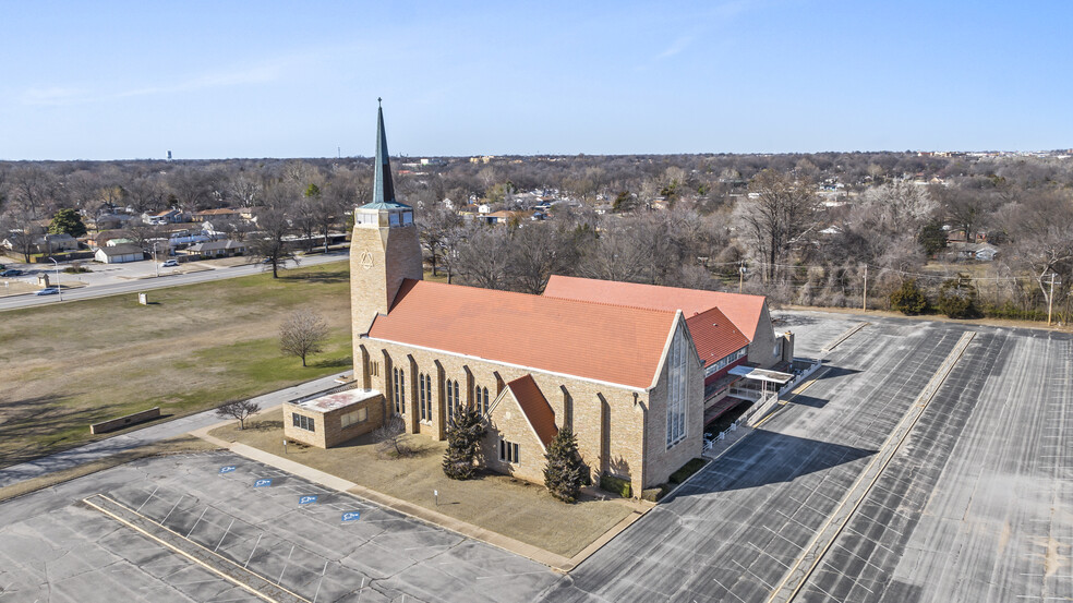 1505 E Grand Ave, Ponca City, OK for sale - Building Photo - Image 2 of 5