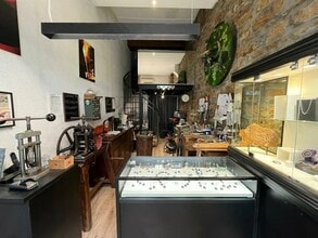 Retail in Lyon to rent Interior Photo- Image 1 of 3