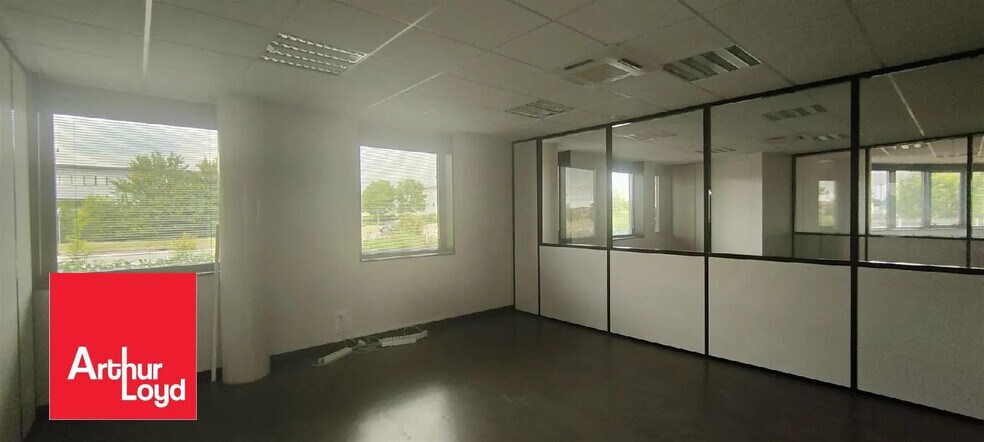 Office in Chartres to rent - Building Photo - Image 2 of 4