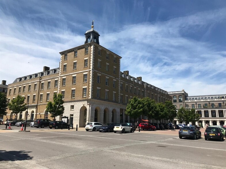 Queen Mother Sq, Dorchester to rent - Building Photo - Image 1 of 3