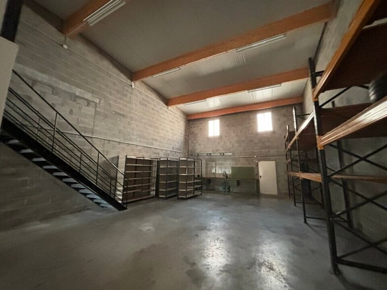 Light Industrial in Saint-Laurent-de-Mure to rent - Interior Photo - Image 2 of 12