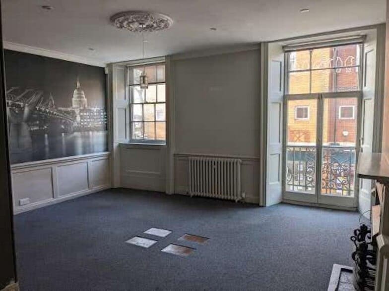 222 High St, Guildford to rent - Interior Photo - Image 3 of 4