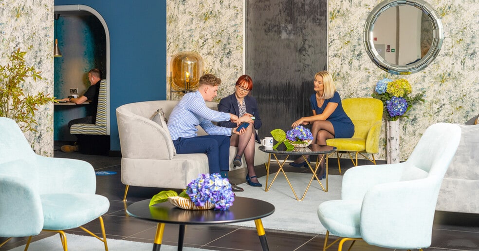 Watchmoor Park Park, Camberley to rent - Interior Photo - Image 3 of 7