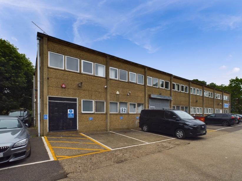 Queens Rd, Barnet to rent Primary Photo- Image 1 of 10