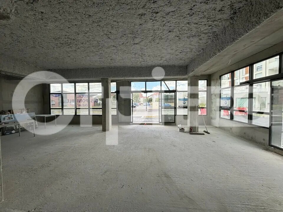 Retail in Compiègne for sale Building Photo- Image 1 of 4