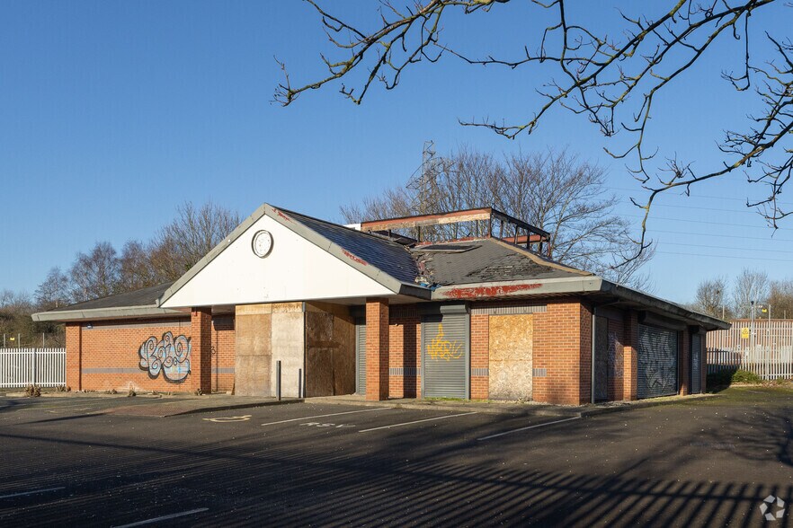 10 Bentley Mill Way, Walsall for sale - Primary Photo - Image 1 of 1