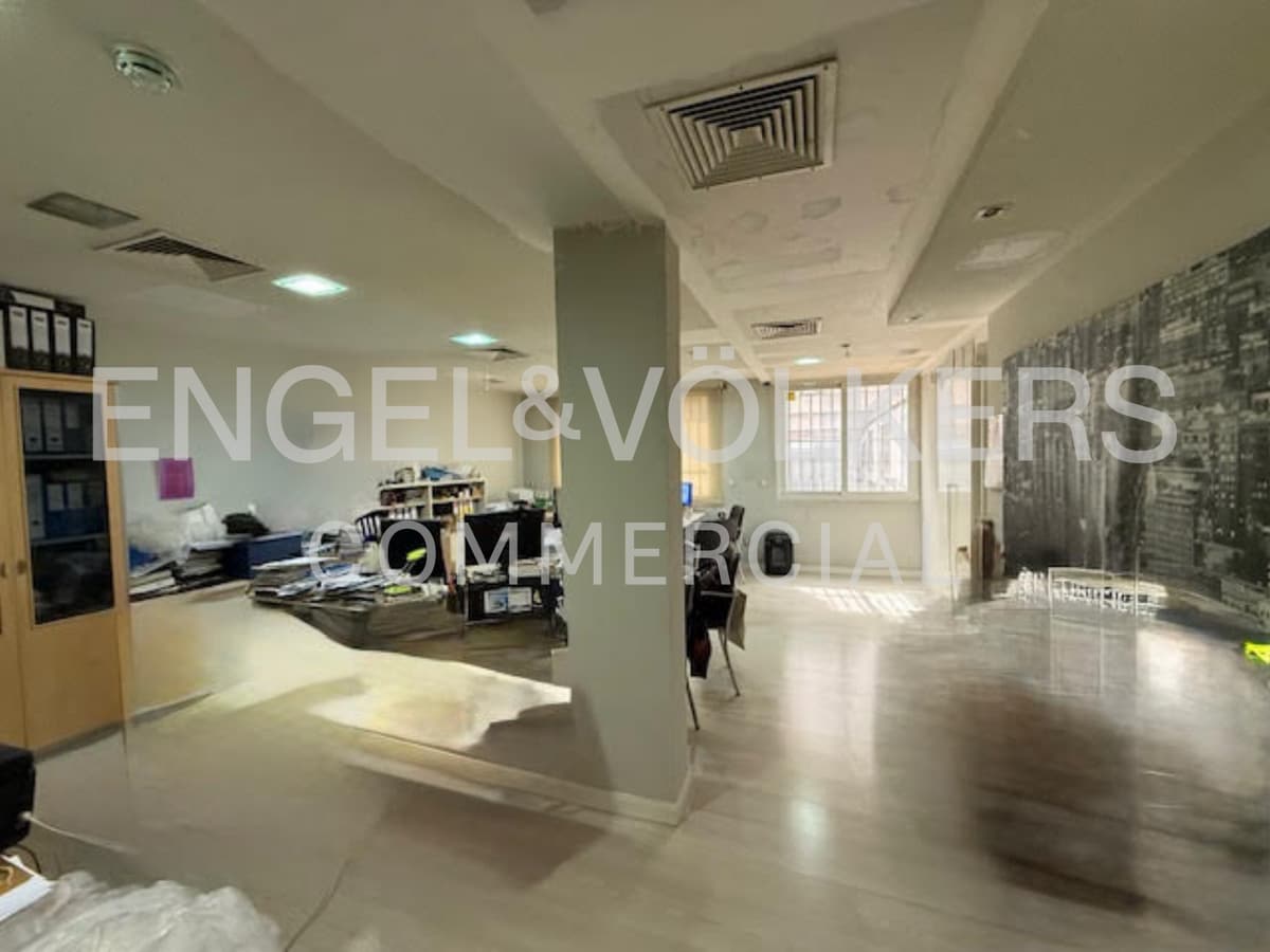 Madrid, MAD 28006 - Unit 04 - - Interior Photo - Image 2 of 17