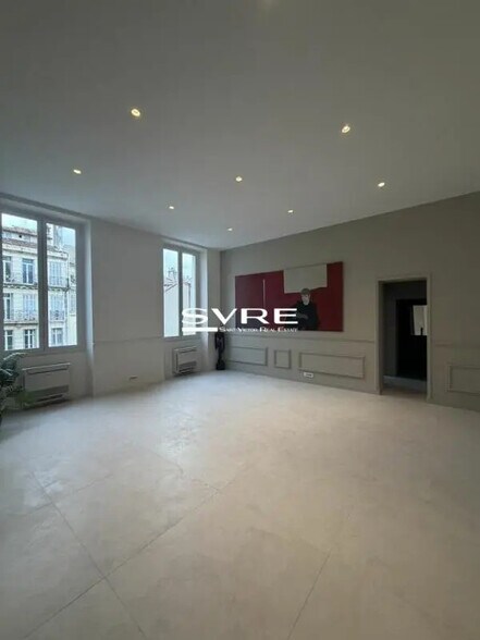 Office in Marseille to rent - Interior Photo - Image 2 of 7