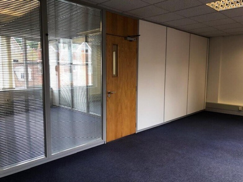 195-205 High St, Guildford to rent - Interior Photo - Image 3 of 5