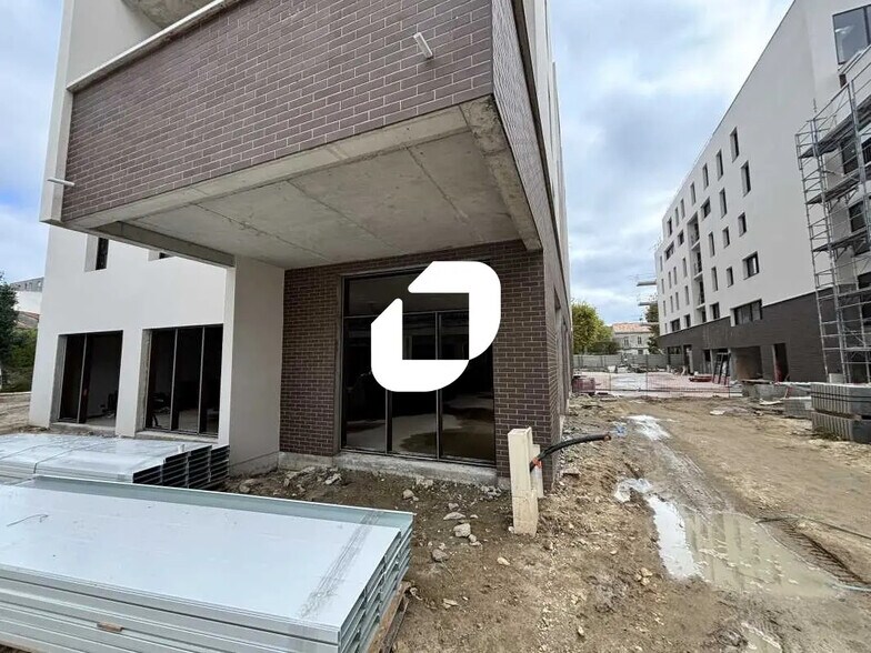 Retail in Bordeaux to rent - Building Photo - Image 2 of 7