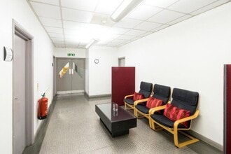 4-6 Wadsworth Rd, Greenford to rent Interior Photo- Image 2 of 4