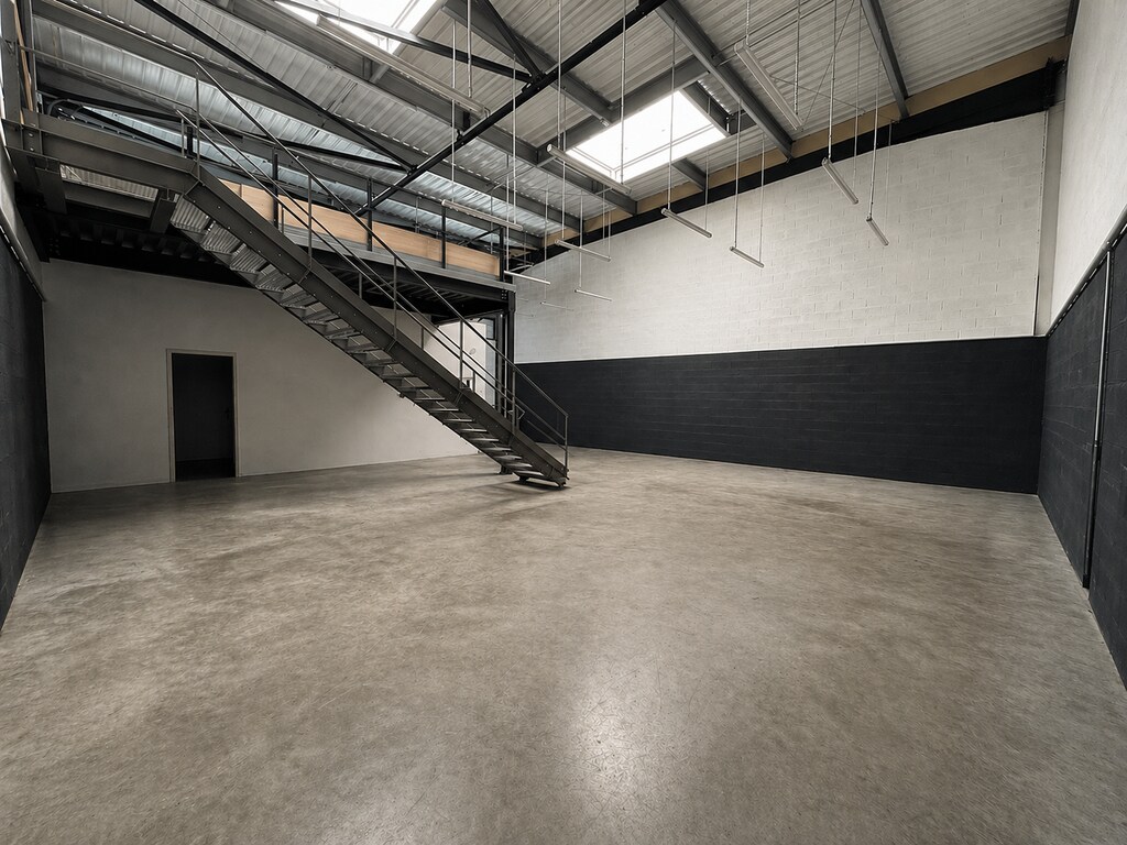 Location Local d'activités 222 m² - Photo 1