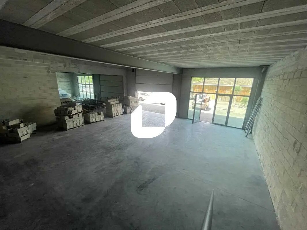Light Industrial in SAINT-JEAN-D'ILLAC to rent Interior Photo- Image 1 of 9