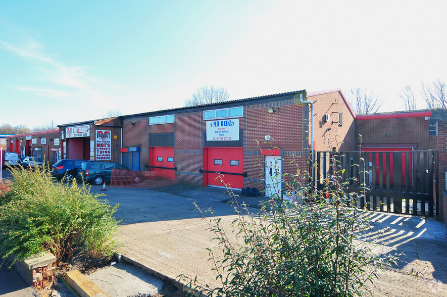 573-587 Stanningley Rd, Leeds for rent - Primary Photo - Image 1 of 5