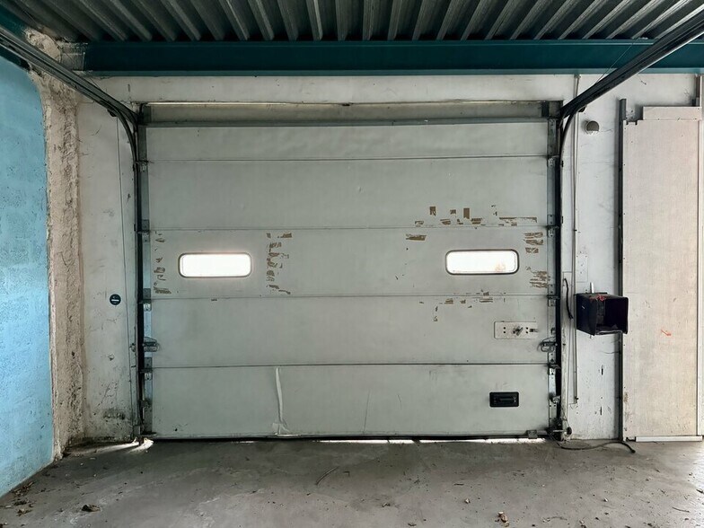 Light Industrial in Tremblay-en-France to rent - Interior Photo - Image 1 of 6