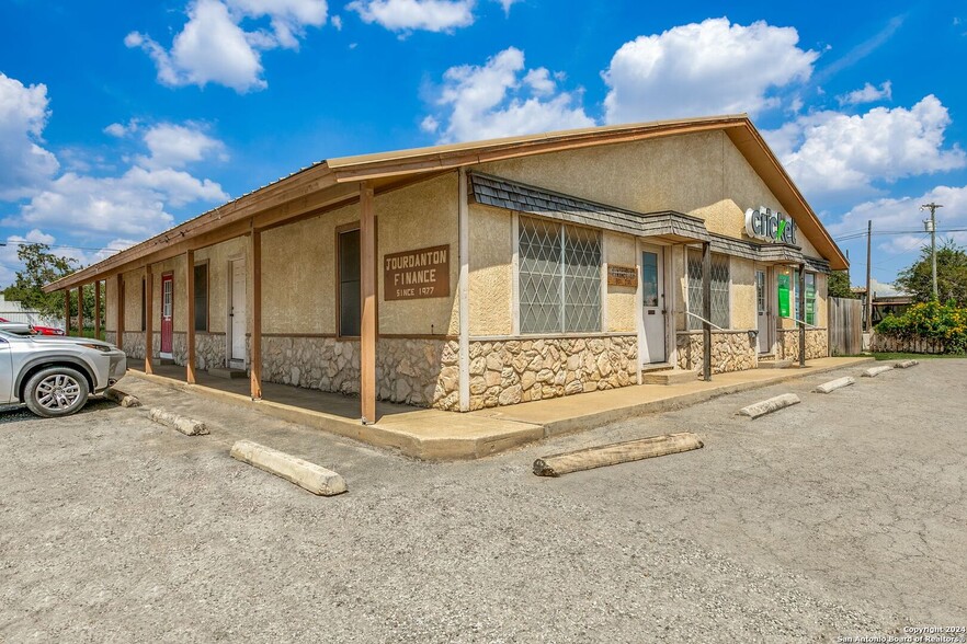 901 Oak St, Jourdanton, TX for sale - Building Photo - Image 2 of 17