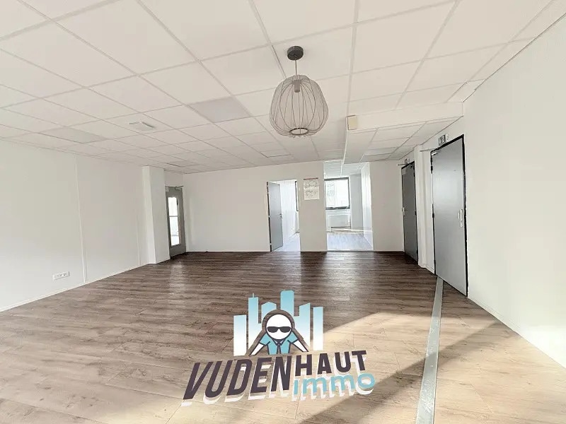 Location Bureaux 950 m² - Photo 1