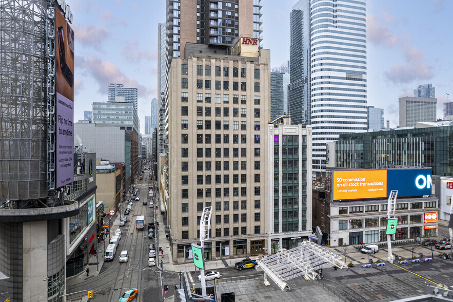 21 Dundas Sq, Toronto, ON for rent - Building Photo - Image 2 of 5