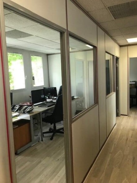 Office in Montrouge to rent - Interior Photo - Image 2 of 5