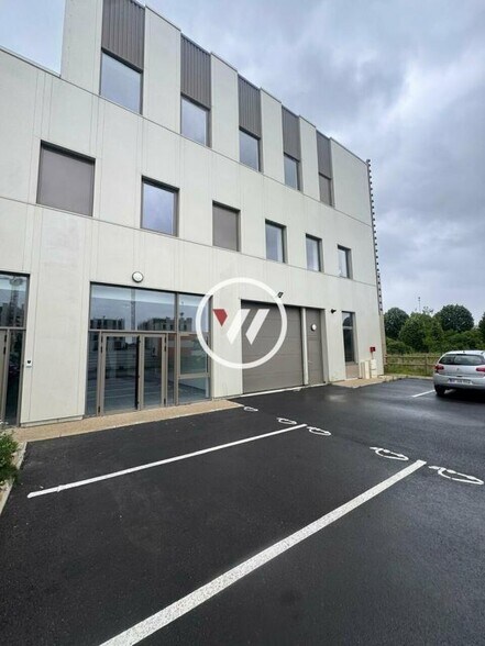 Light Industrial in Tremblay-en-France for sale - Building Photo - Image 1 of 2