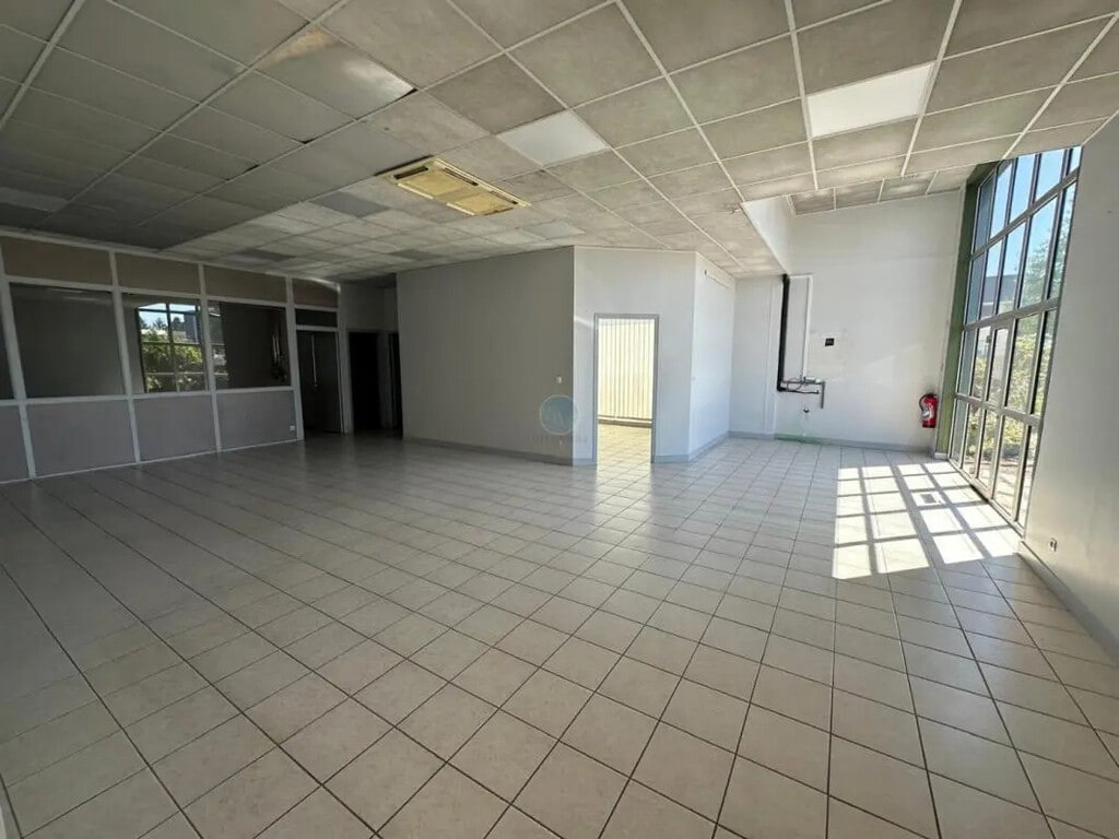Location Commerce 202 m² - Photo 1