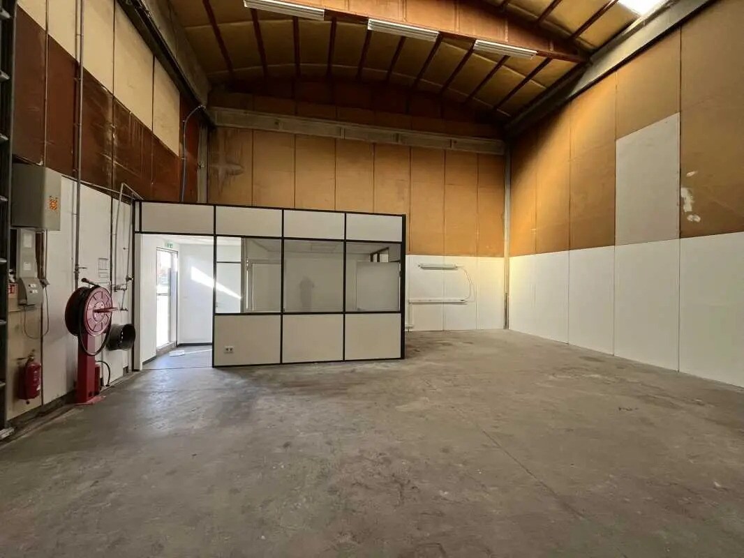 9 Rue Du Dauphiné, Saint-Priest to rent Building Photo- Image 1 of 14