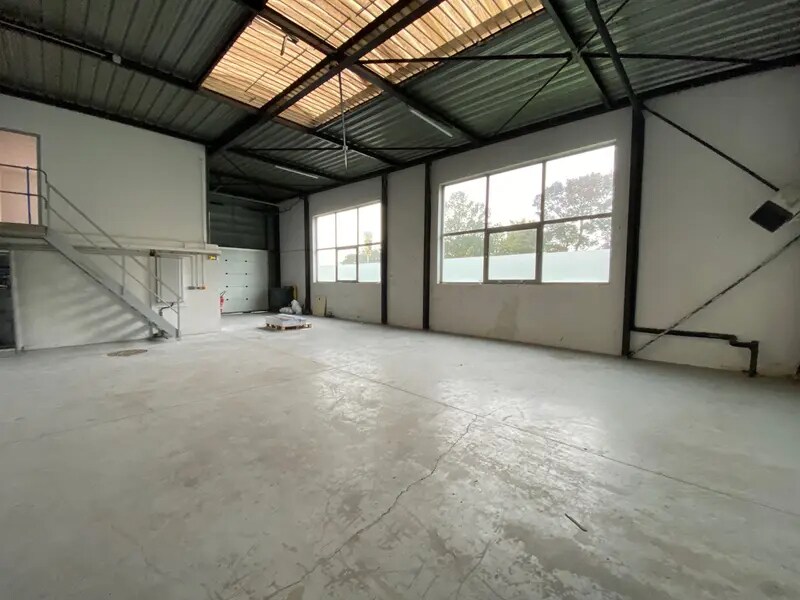 Light Industrial in Saint-Ouen-l'Aumône to rent Interior Photo- Image 1 of 6