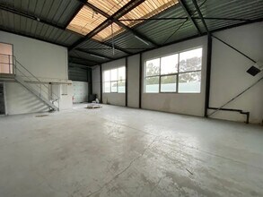 Light Industrial in Saint-Ouen-l'Aumône to rent Interior Photo- Image 1 of 6