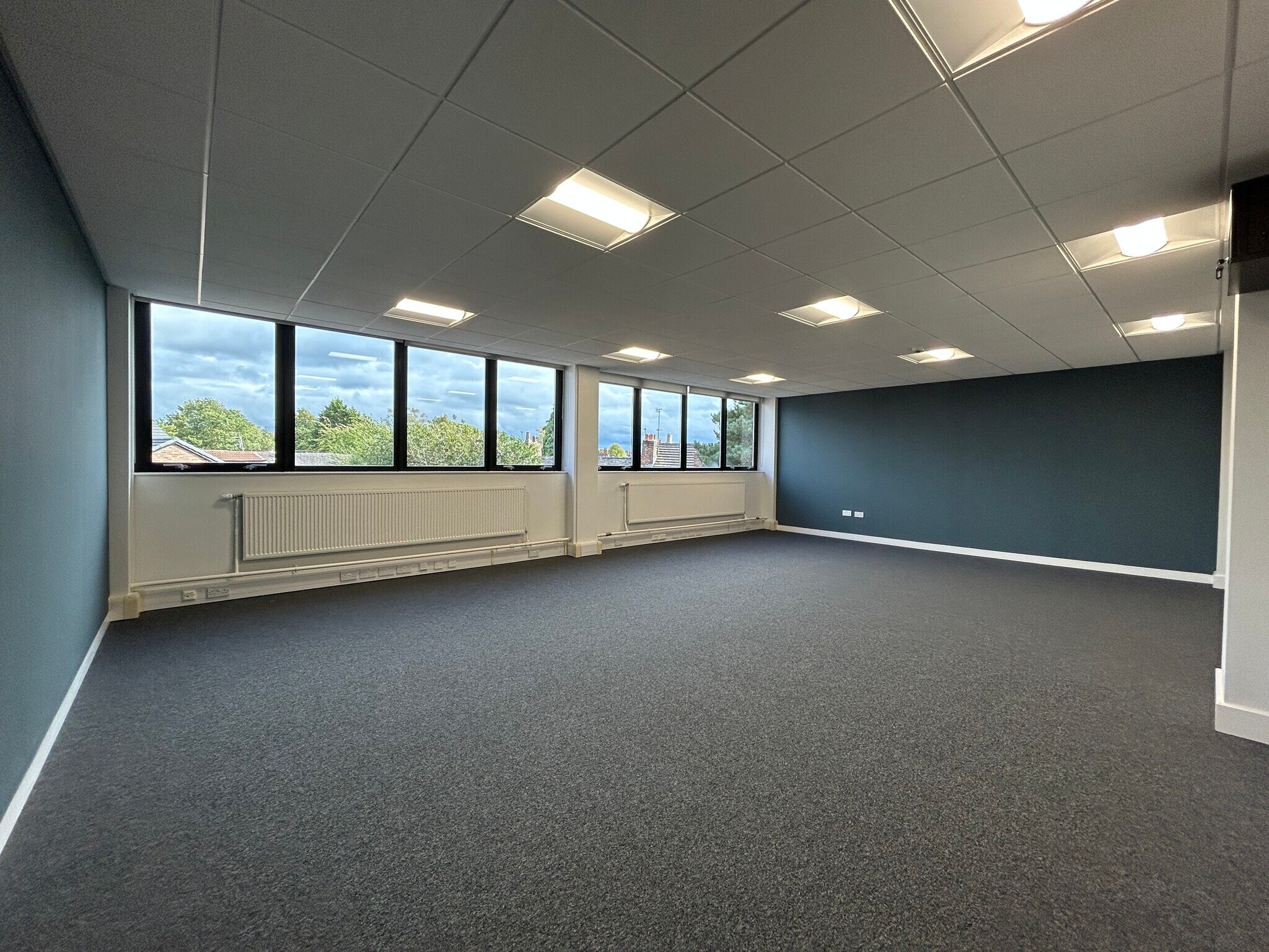 Beech Ln, Wilmslow to rent Building Photo- Image 1 of 11