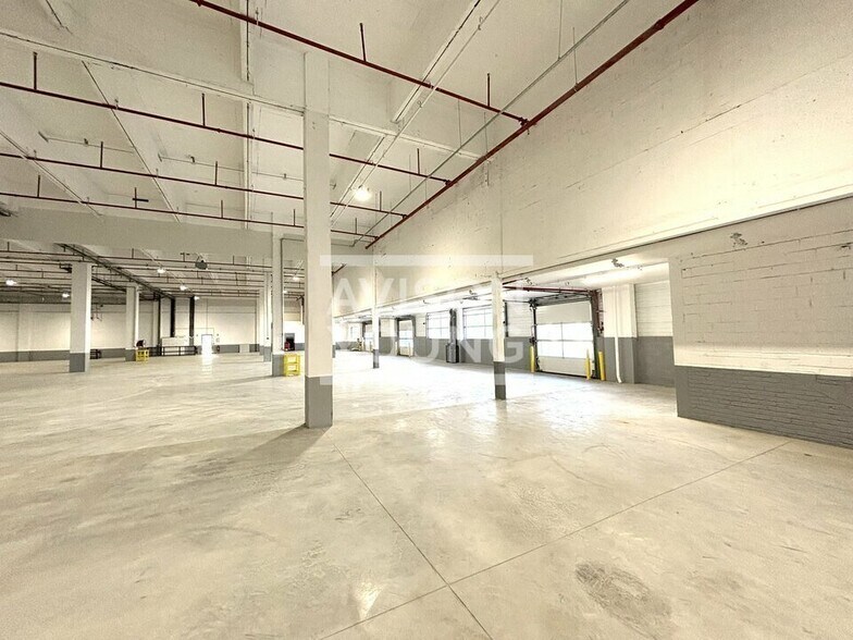 Industrial in Gennevilliers to rent - Interior Photo - Image 2 of 12