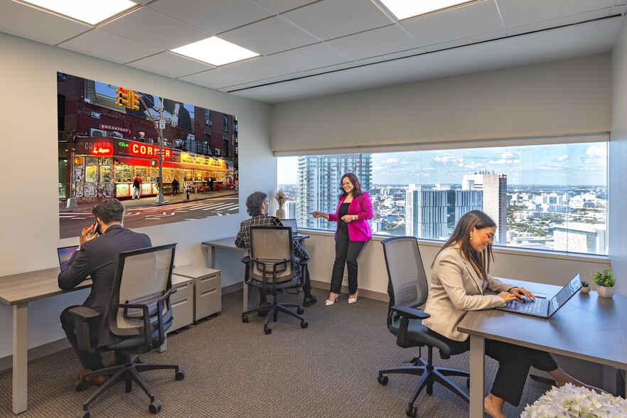 100 SE 2nd St, Miami, FL to rent - Interior Photo - Image 2 of 9