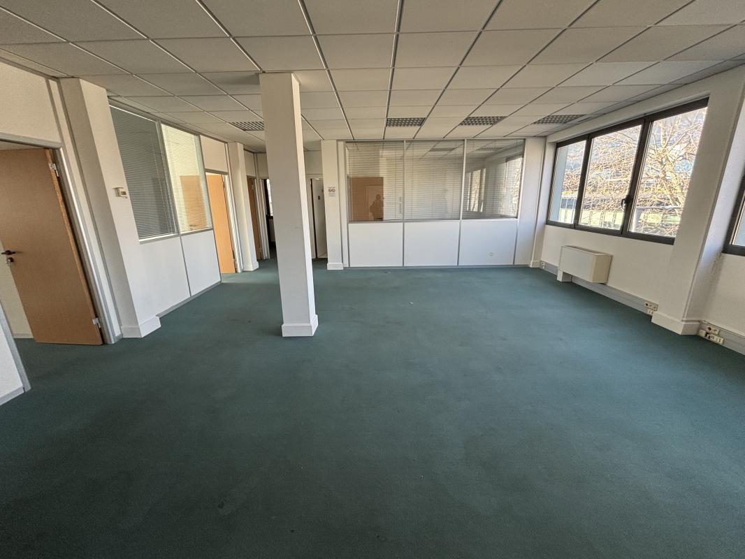 Office in Colombes to rent Interior Photo- Image 1 of 5