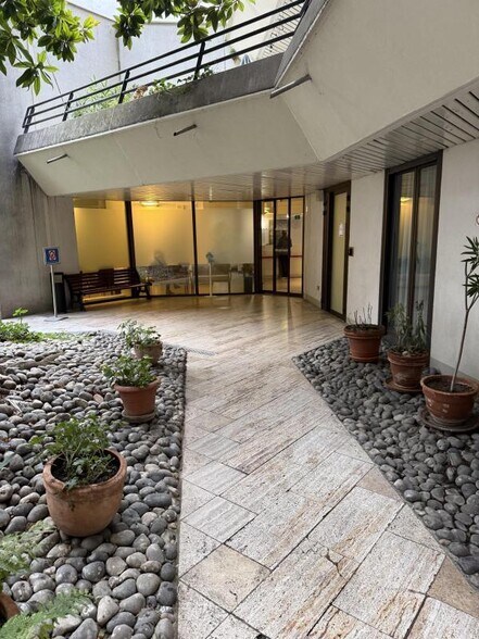 Office in Paris for sale - Building Photo - Image 2 of 10