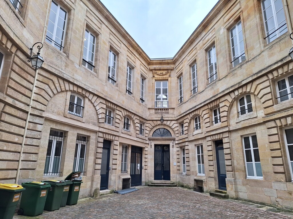 Location Bureaux 176 m² - Photo 1