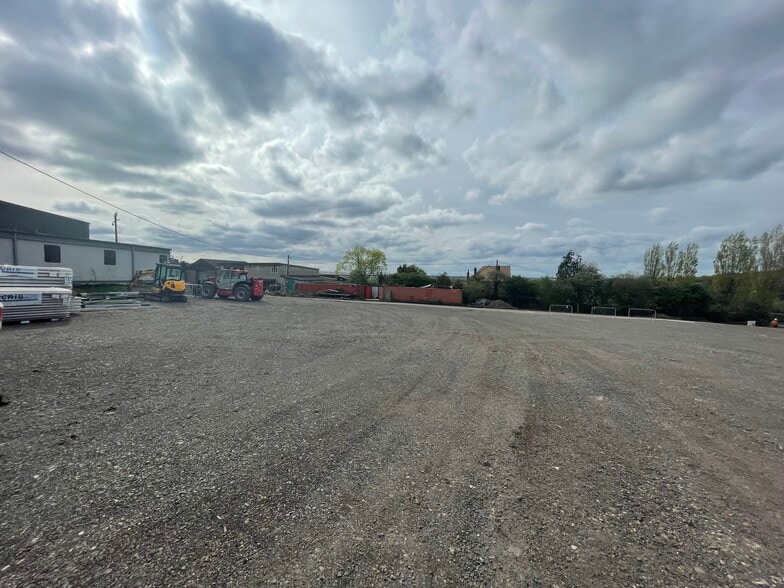 Newyears Green Ln, Uxbridge to rent - Building Photo - Image 3 of 7