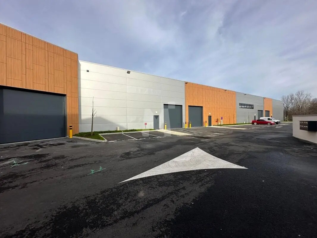 Light Industrial in Grigny to rent Building Photo- Image 1 of 12