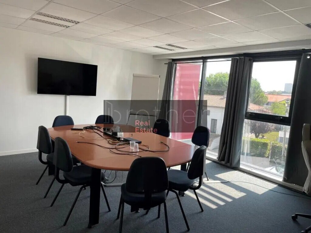 Location Bureaux 238 m² - Photo 1