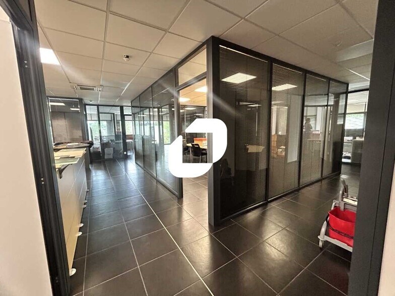 Office in Saint-Brice-sous-Forêt to rent - Interior Photo - Image 1 of 8