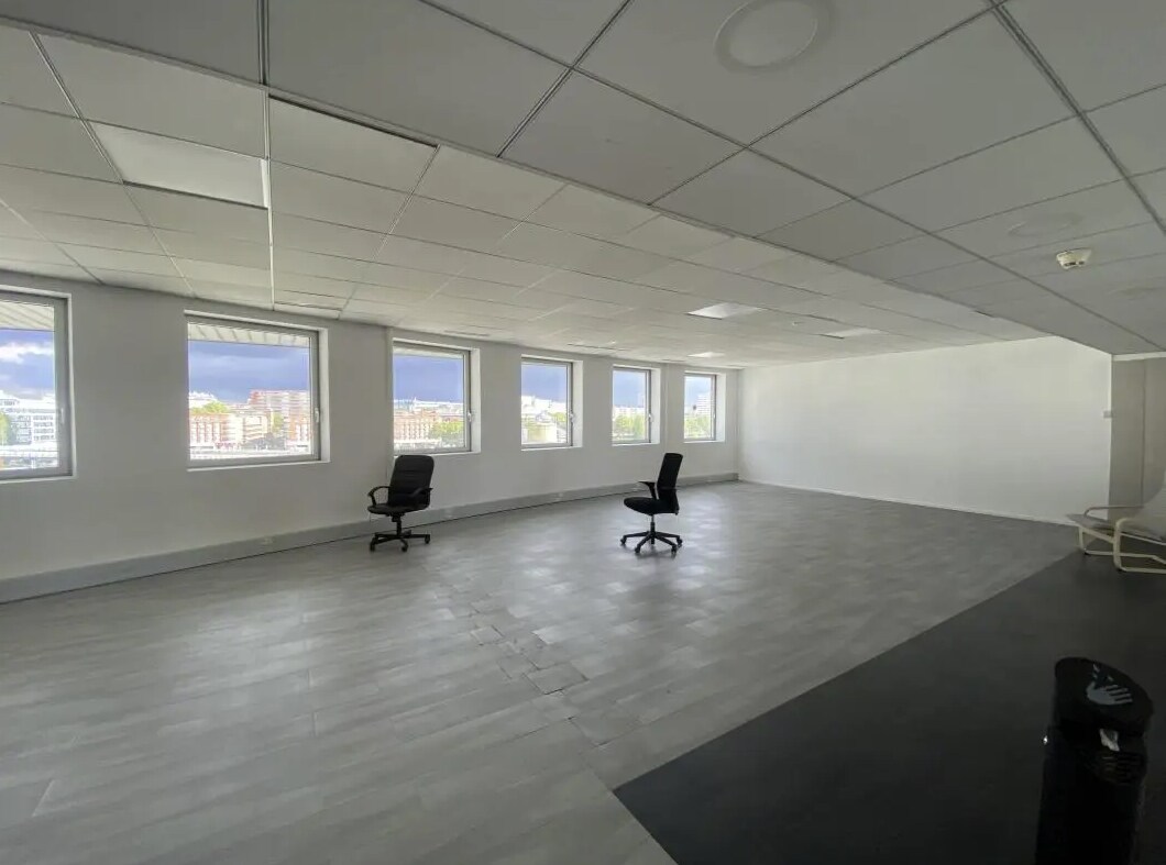 Office in Ivry-sur-Seine to rent Interior Photo- Image 1 of 17
