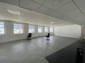 Office in Ivry-sur-Seine to rent Interior Photo- Image 1 of 17