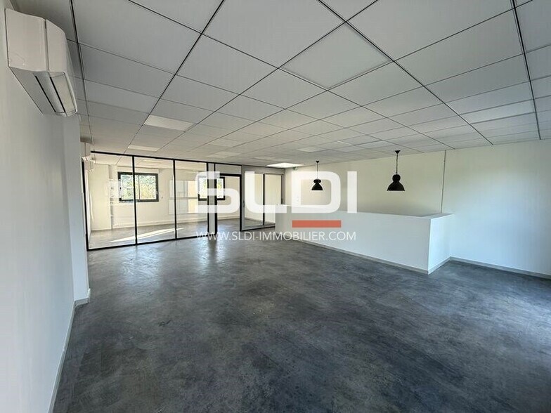 Light Industrial in Saint-Laurent-de-Mure for sale - Interior Photo - Image 3 of 12
