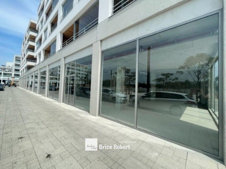 Place Jean Raby, Bron to rent - Building Photo - Image 2 of 5