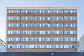 6 George St W, Luton to rent Building Photo- Image 1 of 13